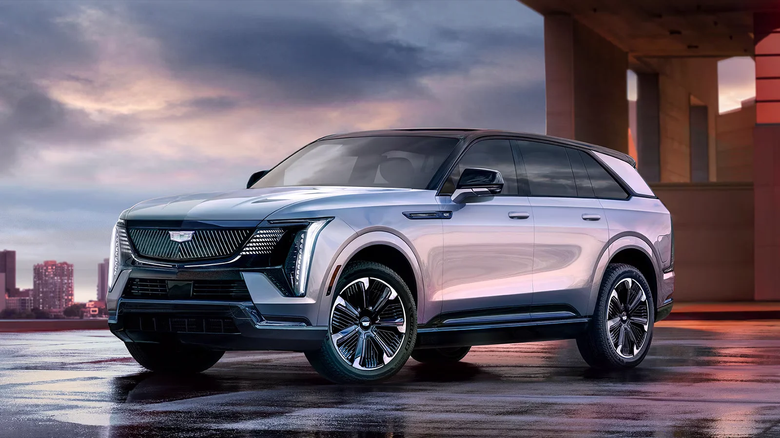 The Escalade IQ 2025 blends luxury and tech. Its 460-mile range, 750 hp, and Super Cruise impress, but its 9,000-pound weight and ₹1.06 crore price